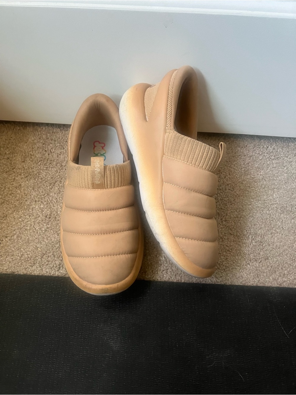 Kizik women’s Jet Puffed S‘More’s Slip-On Puffer Sneakers in Light Tan